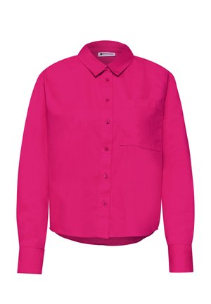 Hellpinkes langärmliges Hemd mit Knopfleiste, spitzem Kragen, einer Brusttasche und knöpfbaren Manschetten, dargestellt auf weißem Hintergrund.