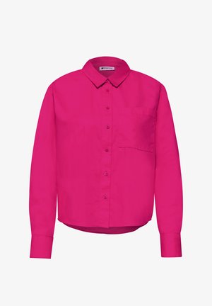 Hellpinkes langärmliges Hemd mit Knopfleiste, spitzem Kragen, einer Brusttasche und knöpfbaren Manschetten, dargestellt auf weißem Hintergrund.