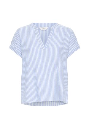 Helehall sinine lühikeste varrukatega pluus, millel on vertikaalsed valged triibud ja V-kaelusega krae, valmistatud kerge kaaluga kangast.