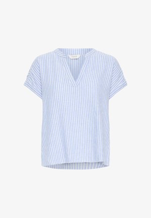 Világoskék rövid ujjú blúz függőleges fehér csíkokkal és V-nyakú gallérral, könnyű anyagból készült.