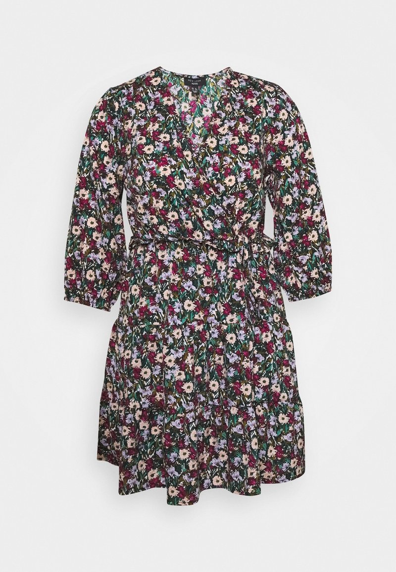 Blommig klänning med ¾ ärmar, V-ringning, indragen midja och lager-på-lager kjol. Mörkgrön bakgrund med färgglad blommönster i rosa, vitt och lila.