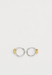 Ezüst fülbevalók arany gömbölyű akcentussal. A karikák simák és fényesek, kiemelve a kéttónusú dizájnt.