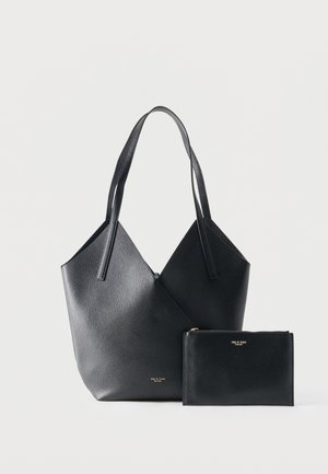 Μαύρη τσάντα tote από δέρμα με μακριές λαβές και ταιριαστή θήκη με φερμουάρ, και τα δύο με μικρά χρυσά λογότυπα της μάρκας.