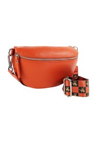 Sac en cuir orange de forme arrondie, doté d'une fermeture éclair argentée et d'une bandoulière à motif aux tons noirs et dorés avec des accents à carreaux.