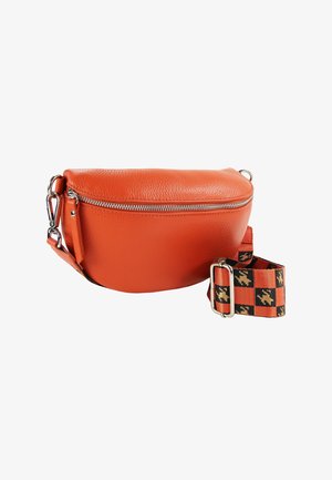 Oranje leren tas met een afgeronde vorm, voorzien van een zilveren rits en een patroonriem in zwart- en goudtinten met geruite accenten.