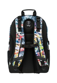 Czarny plecak z kolorowymi, graficznymi panelami. Posiada siateczkową tkaninę, wyściełane plecy, regulowane paski oraz klamrę na klatce piersiowej dla wsparcia.