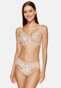 Beżowy komplet bielizny koronkowej z kwiatowym wzorem, zawierający półprzezroczysty stanik z regulowanymi ramiączkami oraz dopasowane majtki z wysokim stanem ozdobione koronką.