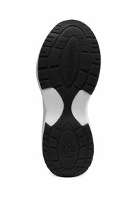Sohle eines schwarz-weißen Sneakers mit tiefem Profil, Markenname "Giesswein", Größe 38 und einem Logo im Fersenbereich.