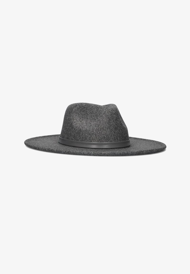 Grijze vilten hoed met brede rand en platte kroon. Voorzien van een gladde zwarte leren band die de basis van de kroon accentueert.