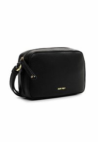 Borsa a tracolla nera in pelle con superficie texturizzata, hardware in tonalità oro, chiusura con zip e il nome del marchio "SURI FREY" impresso sul fronte.