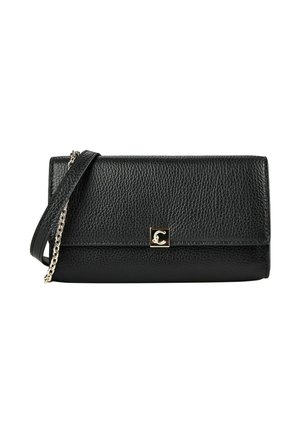 Schwarze, strukturierte Lederclutch mit einem goldenen Kettenriemen und einem kleinen quadratischen goldenen Verschluss an der Vorderklappe.