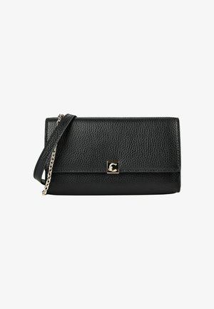Pochette in pelle nera testurizzata con tracolla a catena dorata e una piccola chiusura quadrata dorata sulla patta frontale.