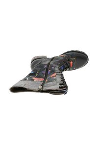 Bottes montantes noires à lacets avec un imprimé floral sur un matériau synthétique. Présentent une fermeture éclair en métal argenté et des accents texturés. Semelle épaisse avec crans.