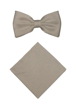 Beige textuur stoffen vlinderdas en bijpassend pochet, gerangschikt op een witte achtergrond.