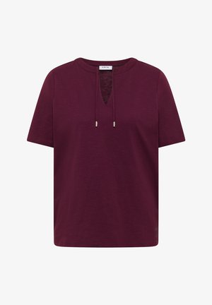 Chemise bordeaux à manches courtes avec encolure ronde, ouverture avant en V et liens coulissants, présentée sur fond blanc.