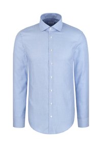 Chemise bleu clair à manches longues avec un motif à petits carreaux subtils et un col classique, présentée sur un fond blanc.