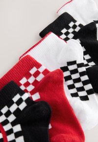 Cinque paia di calze crew nei colori rosso, bianco e nero; con motivi a scacchiera e texture a coste nei polsini.