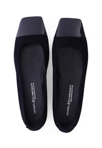 Schwarze Wildleder-Ballerinas verfügen über eine quadratische Lackspitze, eine glatte Lederinnensohle mit Markenlogo und abgerundete Kanten für ein elegantes Design.