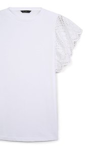 T-shirt bianco con dettagli sulle spalle in pizzo testurizzato. Maniche corte e scollatura arrotondata, realizzata in tessuto morbido e traspirante.