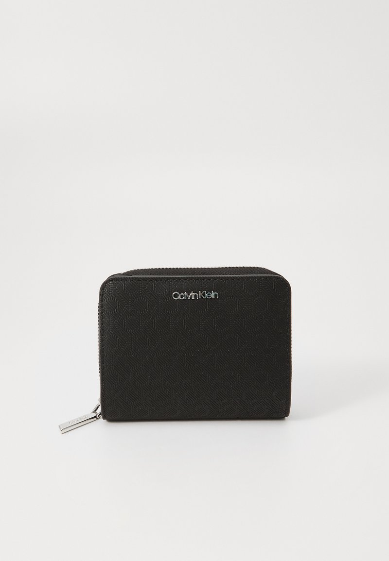 Fekete zipzáras pénztárca textúrált anyagból, amelyen finom minta és ezüstszínű Calvin Klein logó található elől. Kompakt, téglalap alakú.