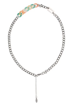 Ezüst lánc nyaklánc homárkapoccsal és színes gyanta láncszakasszal zöld, narancs és bézs árnyalatokban.