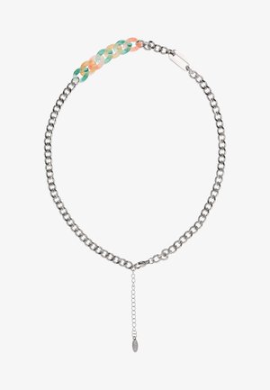 Sølvkæde med hummerlås og en multifarvet sektion af harpiksled i grønne, orange og beige toner.