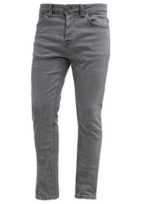 Vaqueros de denim gris con un diseño ajustado, estilo de cinco bolsillos, cierre de botón y un leve efecto de desgaste en la tela.