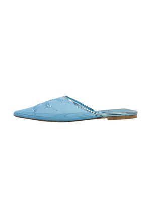 Zapato plano de punta puntiaguda en azul claro, tipo slip-on, con adornos sutiles de cuentas y ribete metálico en una suela baja marrón.