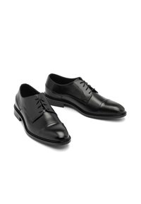Pantofi negri din piele cu vârf rotund, design cu șiret, textură netedă și detalii subtile de cusătură pe partea superioară.