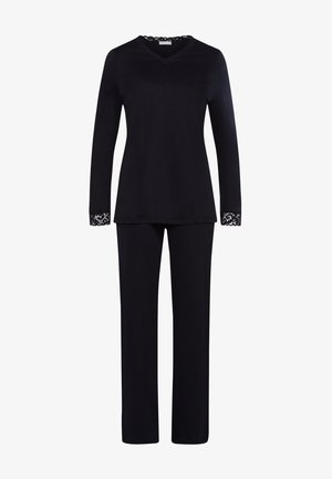 Conjunto de salón negro que incluye una blusa de manga larga con un escote en V adornado con encaje y pantalones a juego con puños de encaje. Tejido suave con una textura lisa.