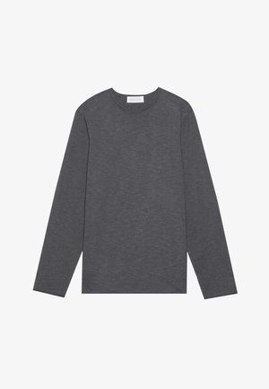 Hosszú ujjú szürke póló, puha anyagból, kerek nyakú, laza fazonú, látható logók vagy minták nélkül.