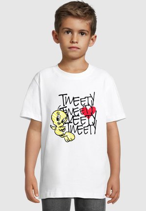 Biela bavlnená tričko s kresleným žltým vtáčikom a textom "TWEETY" v čiernej a červenej farbe, s hravým dizajnom a krátkymi rukávmi.