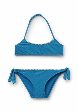 Blåt bikini sæt med tekstur, bestående af en haltertop og bikiniunderdel med sidebind, med hvide bølgede kanter langs siderne.