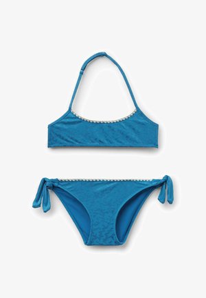 Ensemble bikini bleu texturé avec haut à col halter et bas à nouer sur les côtés, orné d'une bordure blanche en forme de coquillage le long des bords.