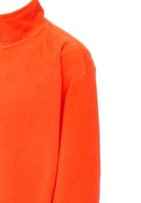 Orange fleecepullover med høj krave, der har en blød tekstur og synlige syninger. Delvis visning af venstre ærme.