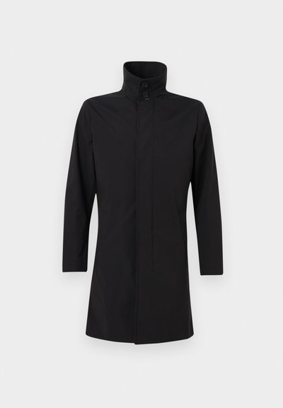 Μαύρο μακρύ παλτό με ψηλό γιακά και κούμπωμα με δύο κουμπιά, μακριά μανίκια και κρυφό μπροστινό κλείσιμο.
