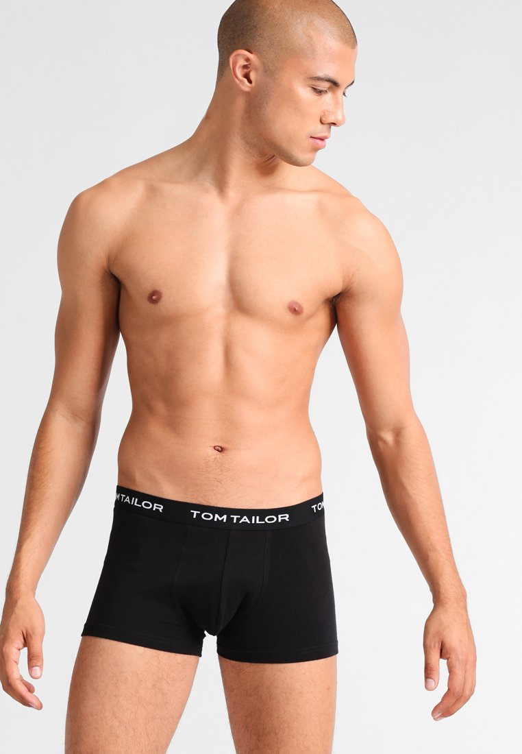 Schwarze Boxershorts mit einem breiten Bündchen, das das "TOM TAILOR"-Logo trägt. Glattes Baumwollmaterial, figurbetonter Beinschnitt und ohne sichtbare Muster.