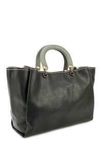 Zwarte leren tote bag met een textuur, voorzien van dubbele groene handvatten, gouden hardware en contrasterende stiksels langs de bovenrand. Ruimtelijk ontwerp.