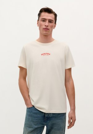 Crème katoenen t-shirt met korte mouwen, een ronde halslijn en een rood bedrukt logo met de tekst "SCALPERS Italian Cream" op de borst.