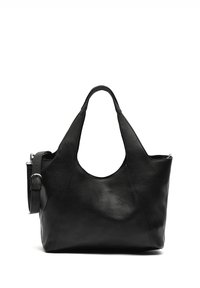Sac en cuir noir avec une forme décontractée, grande poignée semi-circulaire et bandoulière amovible. Surface texturée avec des accents minimalistes.