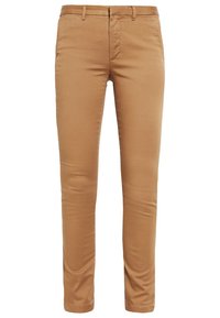 Chinos beige slim-fit avec passants de ceinture, fermeture éclair à l'avant et poches latérales, présentés sur un fond blanc.