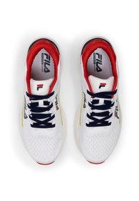Witte sportieve schoenen met een gestructureerde mesh bovenkant, rode accenten, marineblauwe veters en een gele streep. Met het Fila-logo prominent op de zijkanten.