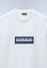 Napapijri LOGO - Nyomott mintás póló - white heron