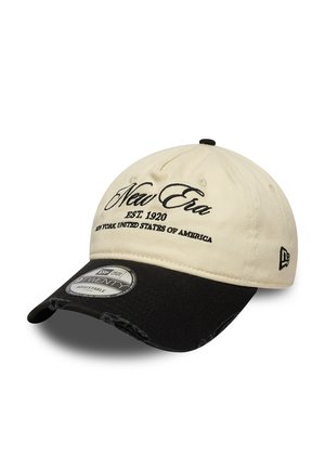 Casquette de baseball ajustable beige et noire avec "New Era EST. 1920 New York, États-Unis d'Amérique" brodé sur le devant et logo sur le côté.