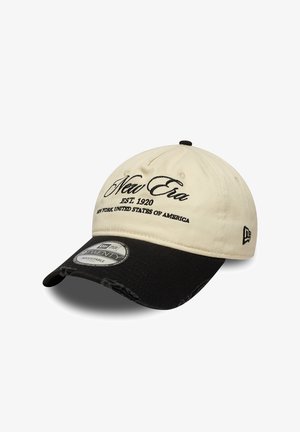 Casquette de baseball ajustable beige et noire avec "New Era EST. 1920 New York, États-Unis d'Amérique" brodé sur le devant et logo sur le côté.