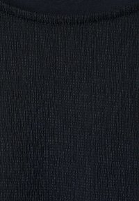 Schwarzer strapazierfähiger Stoff mit einem gerippten Muster. Das Material wirkt dehnbar und weich und zeigt in gedämpftem Licht einen subtilen Glanz.