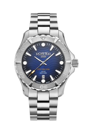Montre en acier inoxydable avec un cadran à motif vague bleu, index des heures argentés, accent orange, affichage de la date et bracelet en métal.