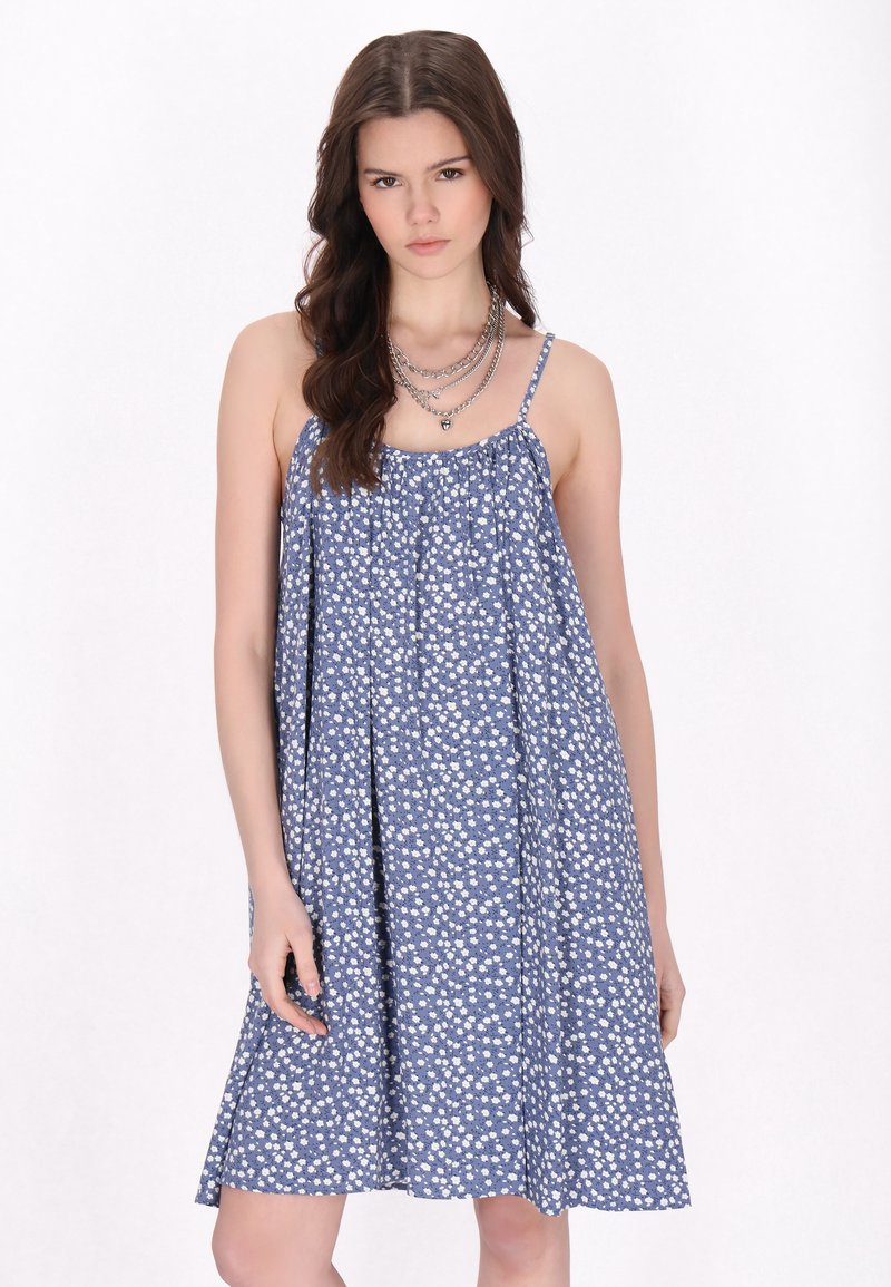 Rochie de vară cu un model floral albastru, cu o croială lejeră, bretele subțiri și un corset plisat, având detalii cu flori albe mici pe întreaga suprafață.