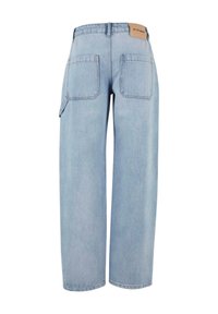 Gai zilgani džinsi ar augstu viduci, platām kājām, divām aizmugurējām kabatām un ādas logo uz jostas.