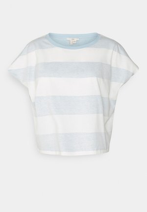 Luźna koszulka z krótkim rękawem w szerokie poziome jasnoniebieskie i białe paski, z okrągłym dekoltem.